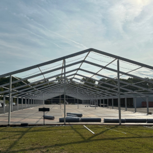 Ansicht eines Zeltes im Aufbau, finanziert über FM LeasingPartner